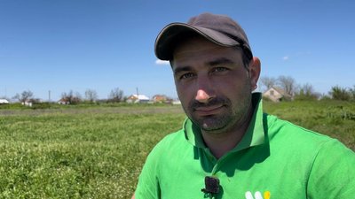 "Боїмося, але треба годувати родину". Жителі колишнього прифронтового села на Миколаївщині засаджують городи "Боїмося, але треба годувати родину". Жителі колишнього прифронтового села на Миколаївщині засаджують городи