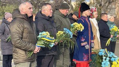Виконання гімну та урочисте покладання квітів: в Миколаєві відзначали День Соборності України Виконання гімну та урочисте покладання квітів: в Миколаєві відзначали День Соборності України