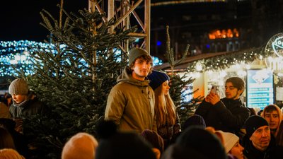 Понад 30 метрів у висоту та 20 тисяч іграшок. У Києві засвітили головну ялинку країни Понад 30 метрів у висоту та 20 тисяч іграшок. У Києві засвітили головну ялинку країни