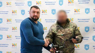 Андрій Забігайло передає військовим дрони Андрій Забігайло передає військовим дрони