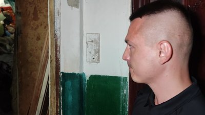 Лучанин збирає сміття у квартирі на Домни Гордіюк Лучанин збирає сміття у квартирі на Домни Гордіюк