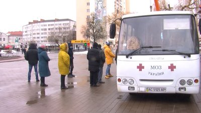У центрі Луцька безплатно обстежували людей на пересувному флюорографі