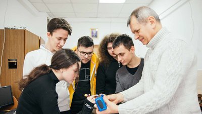 Завідувач кафедри інформаційних технологій УКД Сергій Ващишак разом із 20 студентами спеціальності "Інженерія програмного забезпечення" виготовляє павербанки Завідувач кафедри інформаційних технологій УКД Сергій Ващишак разом із 20 студентами спеціальності "Інженерія програмного забезпечення" виготовляє павербанки