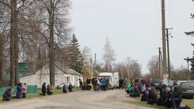 Люди провели захисника в останню путь живим коридором стоячи на колінах Люди провели захисника в останню путь живим коридором стоячи на колінах