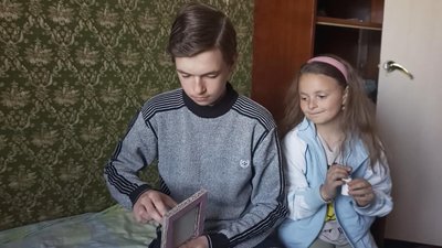 Дтям у новому домі в Новій Ушиці спокійніше, але вони сумують за домом в Краматорську, в якому залишився тато. Дтям у новому домі в Новій Ушиці спокійніше, але вони сумують за домом в Краматорську, в якому залишився тато.