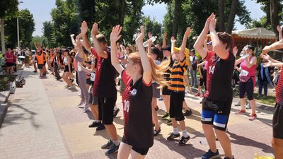 Бігали, гуртом стрибали та присідали. Як у Кропивницькому святкували Олімпійський день