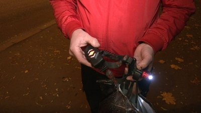 Світловідбивні стрічки, діодні затискачі та ліхтарики. Як дніпряни убезпечують себе за відсутності вуличного освітлення
