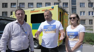Автомобілі для військових передали до Тернополя з Великобританії Автомобілі для військових передали до Тернополя з Великобританії