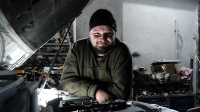 Волонтерять усім селом. Як у Великому Кучурові Чернівецької області впродовж року війни допомагають військовим