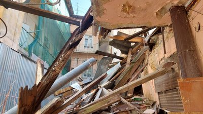 Зруйнована частина будинку Зруйнована частина будинку