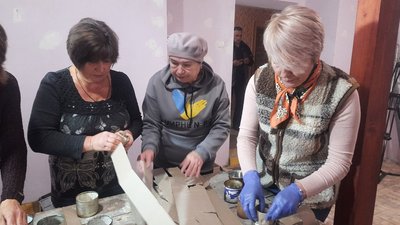 На Вінниччині виготовляють окопні свічки для захисників На Вінниччині виготовляють окопні свічки для захисників