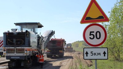 На Житомирщині ліквідовують аварійні вибоїни на дорогах державного значення На Житомирщині ліквідовують аварійні вибоїни на дорогах державного значення