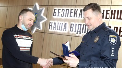 У поліції Рівненщини нагородили рівнян, які допомогли затримати озброєного злочинця У поліції Рівненщини нагородили рівнян, які допомогли затримати озброєного злочинця