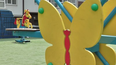 Спускаються з гірки та врізаються в огорожу. Чому дитячий майданчик у Дніпрі став небезпечним