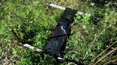 У горах на Закарпатті прикордонники виявили дрон та пакунок з сигаретами