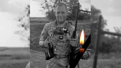 На Чернігівщині поховали трьох бійців, які загинули на Донеччині На Чернігівщині поховали трьох бійців, які загинули на Донеччині
