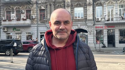 У Дніпрі руйнується фасад історичного будинку з гномами У Дніпрі руйнується фасад історичного будинку з гномами