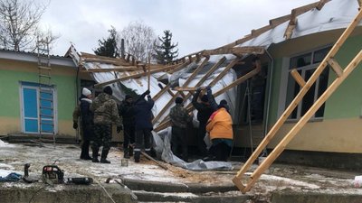 Вітер зірвав покрівлю в Лосинівській школі, яку відремонтували 3 роки тому Вітер зірвав покрівлю в Лосинівській школі, яку відремонтували 3 роки тому