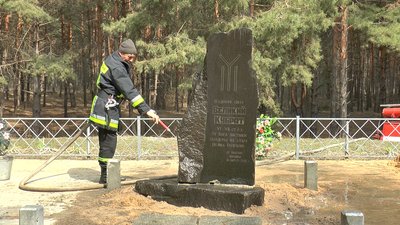 Рятувальники миють стелу Рятувальники миють стелу