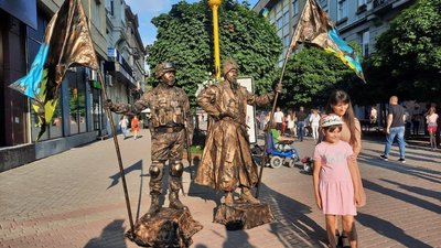 "Дивишся в ті очі, і мурахи по тілу". Як у Франківську актори мім-театру вітали із Днем Конституції "Дивишся в ті очі, і мурахи по тілу". Як у Франківську актори мім-театру вітали із Днем Конституції