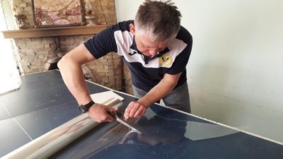 Тернопільський тренер з віндсерфінгу на карантині з вітрильної плівки робить захисні щитки Тернопільський тренер з віндсерфінгу на карантині з вітрильної плівки робить захисні щитки
