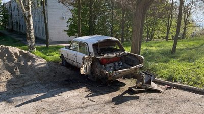 Авто, в яке поцілив російський дрон, Херсон