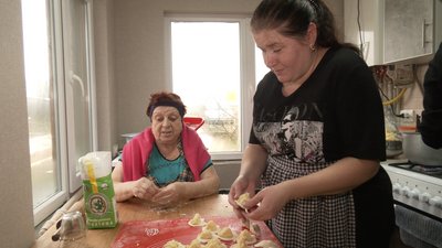 На Івано-Франківщині переселенці зліпили тисячу вареників для ЗСУ На Івано-Франківщині переселенці зліпили тисячу вареників для ЗСУ
