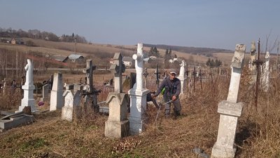 Жителі Тернопільщини прибирають цвинтарі, де поховані поляки Жителі Тернопільщини прибирають цвинтарі, де поховані поляки