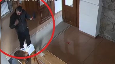Обікрав церкву й перехрестився: на Закарпатті знайшли крадія, якого зафіксували камери спостереження