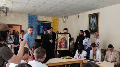 Митрополит Епіфаній дарує центру для дітей з ДЦП ікону Митрополит Епіфаній дарує центру для дітей з ДЦП ікону