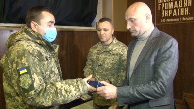 Понад сотню нагрудних знаків і подяк вручили волонтерам та військовим у Черкасах Понад сотню нагрудних знаків і подяк вручили волонтерам та військовим у Черкасах