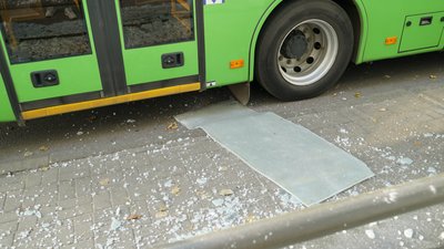 В центрі Харкова тролейбус врізався у зупинку В центрі Харкова тролейбус врізався у зупинку