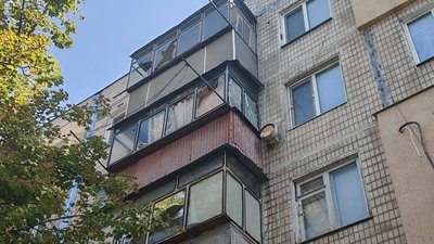 пошкоджена багатоповерхівка, побитий будинок, обстріли, Нікополь