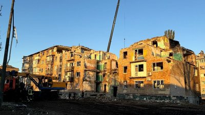 Зруйнований будинок в Дарниці внаслідок атаки 28 серпня