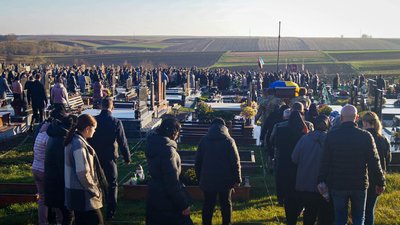 На Тернопільщині попрощалися із загиблим військовослужбовцем Андрієм Ушкевичем На Тернопільщині попрощалися із загиблим військовослужбовцем Андрієм Ушкевичем