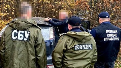 Інспекторку Чернівецької митниці підозрюють у незаконному переправленні чоловіків через кордон