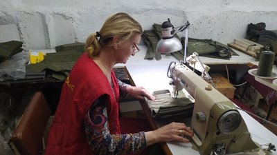 Для захисту військових: в Одесі волонтери шиють плитоноски для бронежилетів Для захисту військових: в Одесі волонтери шиють плитоноски для бронежилетів