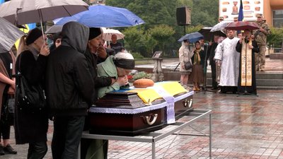 У Рівному попрощалися із загиблим бійцем ЗСУ Василем Воробеєм У Рівному попрощалися із загиблим бійцем ЗСУ Василем Воробеєм