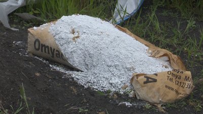 Міськрада Дніпра обіцяє ліквідувати звалище, де мешканці виявили мішки зі смердючою речовиною