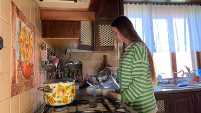 Дружина бійця з Тернопільщини бере участь в акції на підтримку військових з "Азовсталі" Дружина бійця з Тернопільщини бере участь в акції на підтримку військових з "Азовсталі"