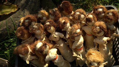Кошики, миски, сумки та вази плете з кукурудзяного листя. Ержибет Ідьарто. СУСПІЛЬНЕ | ЛЮДИ