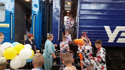 Волонтери зустрічають дітей з Кам'янського Волонтери зустрічають дітей з Кам'янського