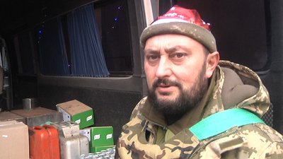Гостинці військовим та місцевим: волонтери привезли новорічні подарунки до Бахмута Гостинці військовим та місцевим: волонтери привезли новорічні подарунки до Бахмута