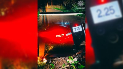 ДТП у Чернігові: автомобіль Audi в'їхав у бетонні стовпи, водій нетверезий