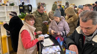 "Роз’єднані війною": у Черкасах презентували новорічну марку від "Укрпошти" "Роз’єднані війною": у Черкасах презентували новорічну марку від "Укрпошти"