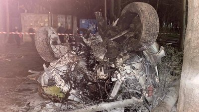 В Одесі автівка влетіла в дерево: одна людина загинула, четверо травмувалися В Одесі автівка влетіла в дерево: одна людина загинула, четверо травмувалися
