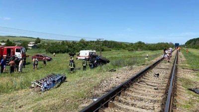 На Луганщині на залізничному переїзді потяг збив трактор, водій загинув