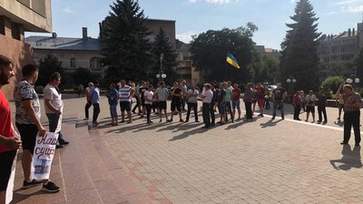 Вимагають ремонту дороги. У Франківську під ОДА протестують жителі Спаської ТГ Вимагають ремонту дороги. У Франківську під ОДА протестують жителі Спаської ТГ