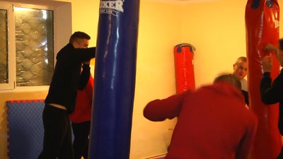 В одному з ліцеїв Хмельниччини під час тривоги діти займаються боксом