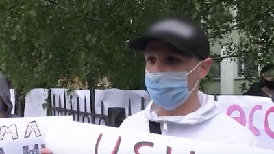 Мітинг під судом 20 травня 2021 року, коли підозрюваним у справі реабілітаційного центру для наркозалежних та алкозалежних обирали запобіжні заходи, Артем Смурніков Мітинг під судом 20 травня 2021 року, коли підозрюваним у справі реабілітаційного центру для наркозалежних та алкозалежних обирали запобіжні заходи, Артем Смурніков